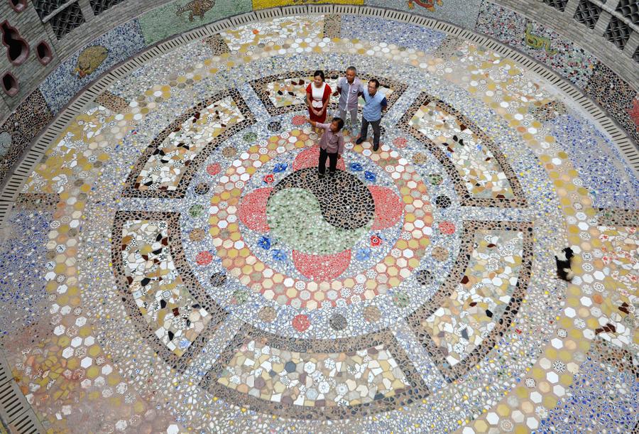 Idős hölgy épített porcelánpalotát (képekkel)