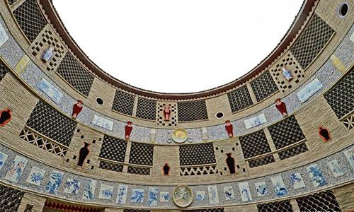 Idős hölgy épített porcelánpalotát (képekkel)