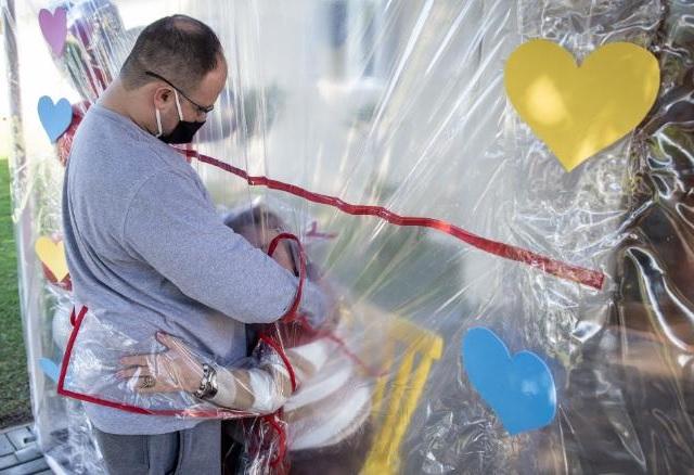 "Ölelésalagút" segíti az időseket a karantén során - képekkel