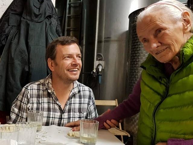 Beutazta a férfi az Alzheimeres édesanyjával az egész világot