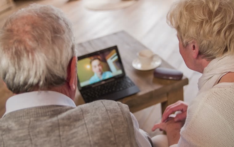 Videóchateljen a szüleivel