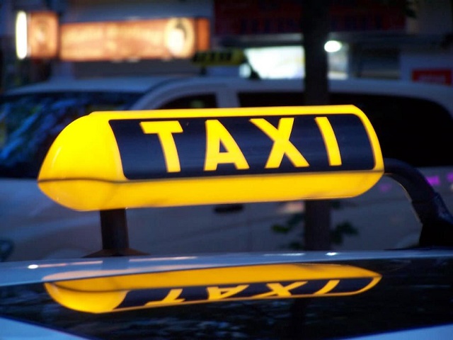 Taxis segített a demens asszonyon